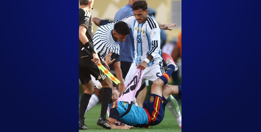 LEANDRO PAREDES GOLPEA A GARCÍA EN LA DERROTA ARGENTINA