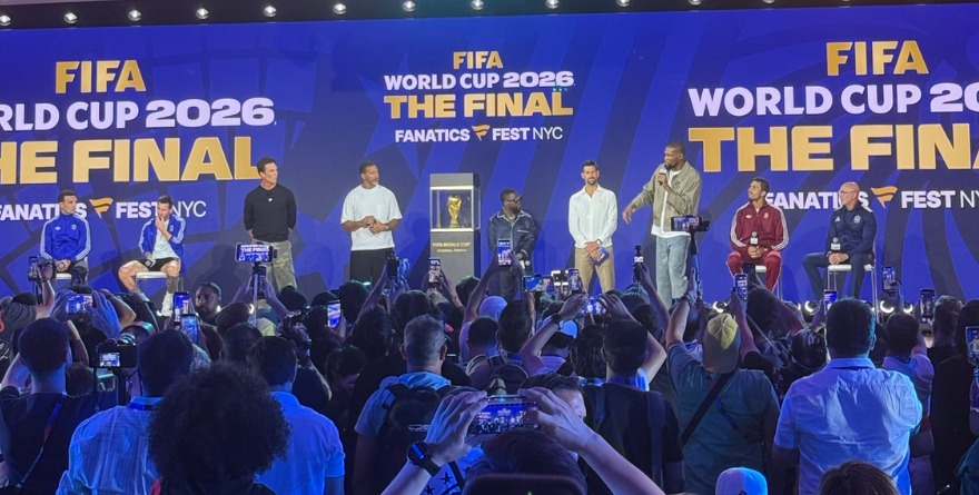 SE INSTALAN MUNDIAL Y ENTRENADORES EN LA FANATICS FEST