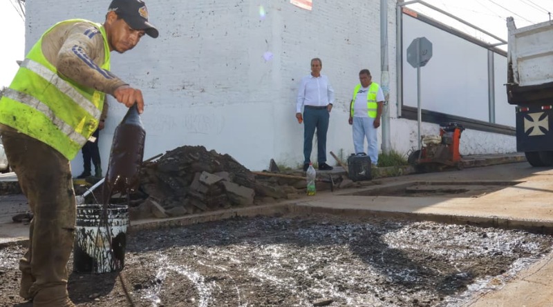 TRABAJOS DE BACHEO AVANZAN EN COLONIA SAN PEDRO BAJO LIDERAZGO DE PEPE CHEDRAUI
