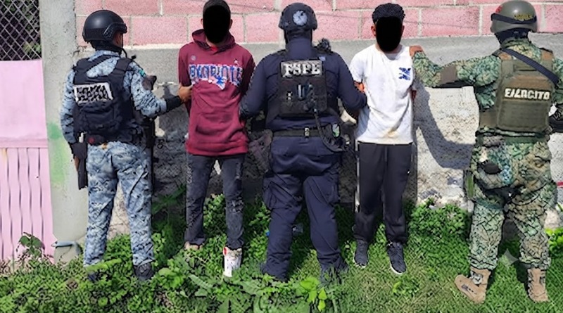 DETIENEN A DOS CON ARMAS Y DROGAS
