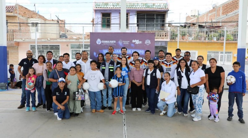 ENTREGAN 200 BALONES EN SILAO CON “FUTBOL CON CAUSA”