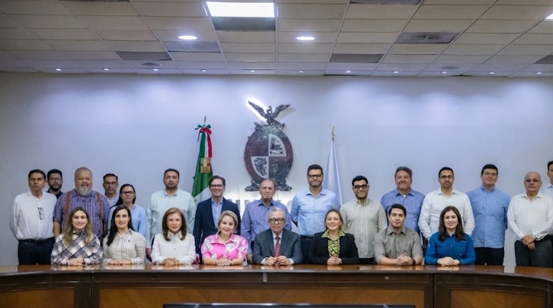 AL RETOMAR GUBERNATURA, ROCHA SE REÚNE CON GABINETE