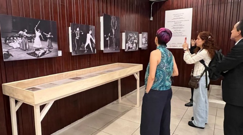 ARRIAGA RECIBE DEDICATORIA EN MUESTRA POR ‘ARCHIVO VIVO DE LA DANZA’