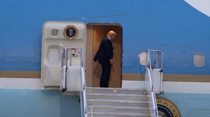 ATAQUES A TRUMP POR DEJAR ‘SEÑUELOS’ DURANTE SU CAMBIO DE AVIÓN
