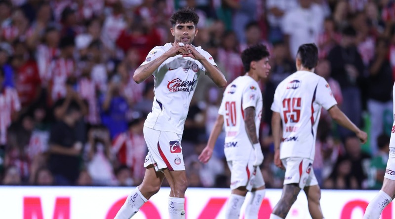 CHIVAS SUPERA A SANTOS CON GOL DE PENALTI EN TENSA BATALLA