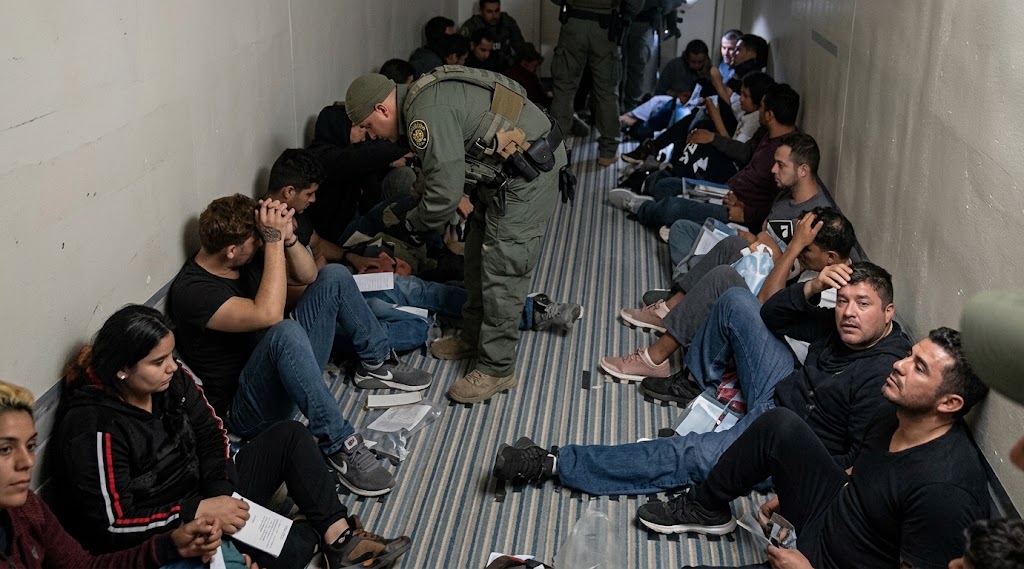ENCUENTRAN DENTRO DE TRÁILER A 20 MIGRANTES EN TEXAS