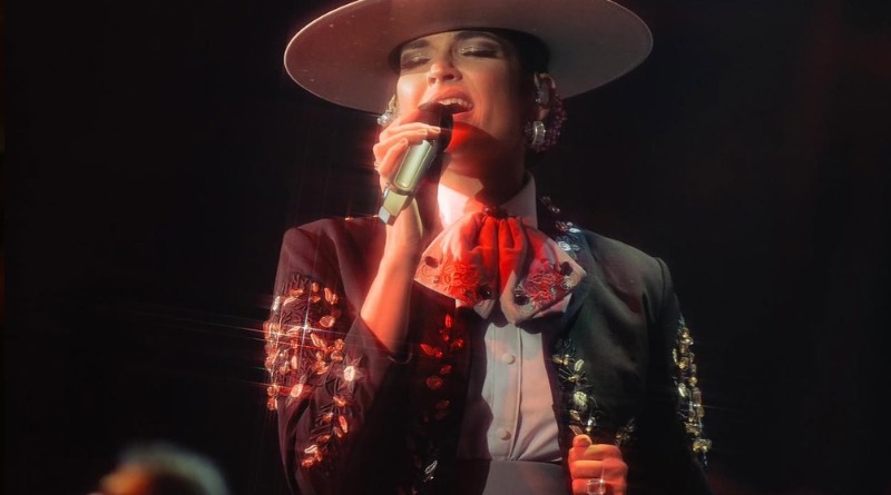 GALAS CON NATALIA JIMÉNEZ EN ENCUENTRO MARIACHI