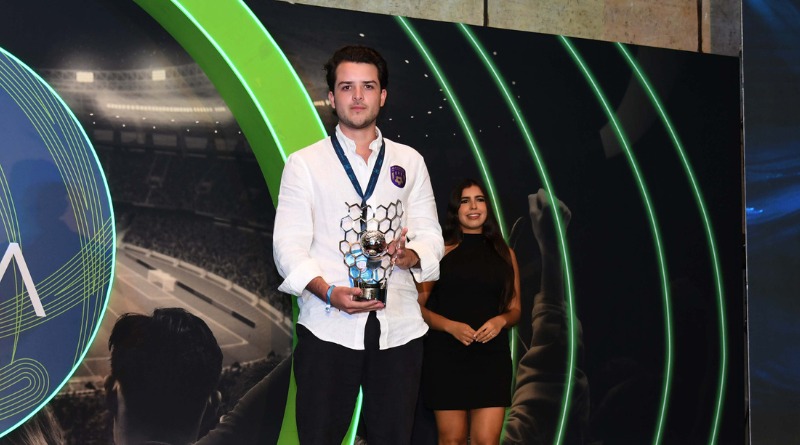 LO SOBRESALIENTE DE LA LIGA PREMIER ES PREMIADO