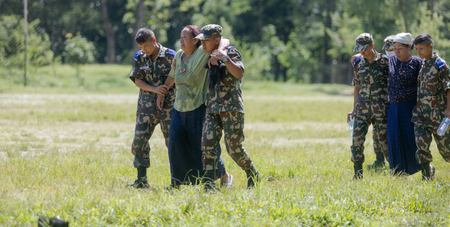 OPERACIÓN DE RESCATE EN NEPAL: ABREN TÚNELES PARA 900