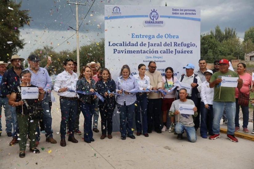 MIGRANTES Y AUTORIDADES PAVIMENTAN CALLE EN ACÁMBARO
