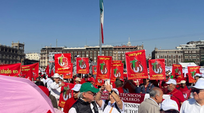 EXIGEN JUBILADOS PAGO DE FINIQUITOS DESDE EL ZÓCALO
