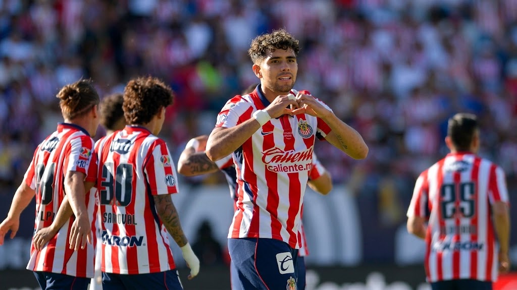CHIVAS APLASTA AL ATLÉTICO DE SAN LUIS CAMINANDO