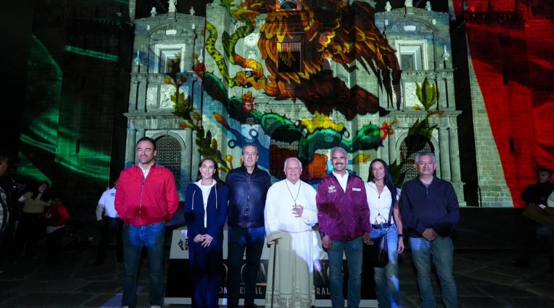 LUCES BRILLANTES DECORAN LA CATEDRAL DURANTE FIESTAS PATRIAS