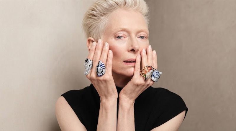 TILDA SWINTON LOGRA CONQUISTAR CARTIER