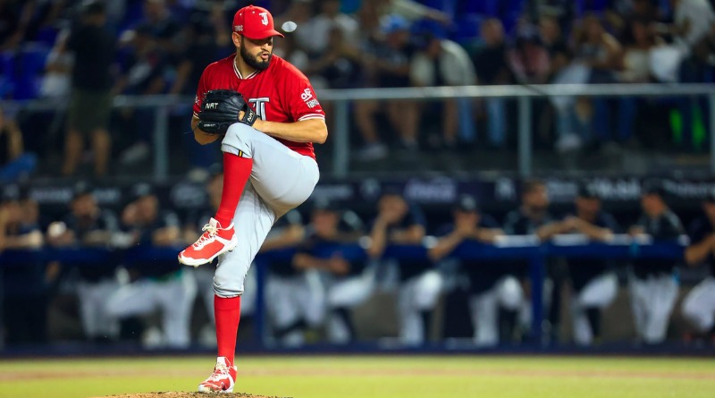 TOROS ARRINCONAN A SULTANES CONTRA LAS CUERDAS