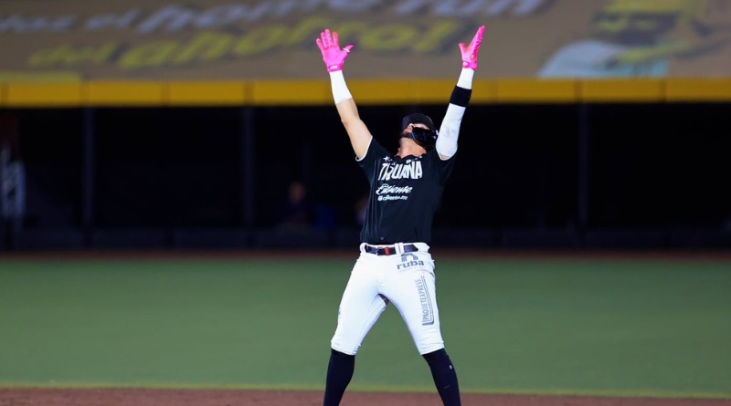 TOROS EMPAREJA LA SERIE MEDIANTE CONTUNDENTE EMBESTIDA