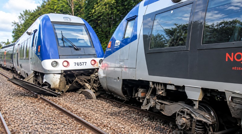 TREN ACCIDENTADO EN FRANCIA DESCARRILA CON 44 HERIDOS