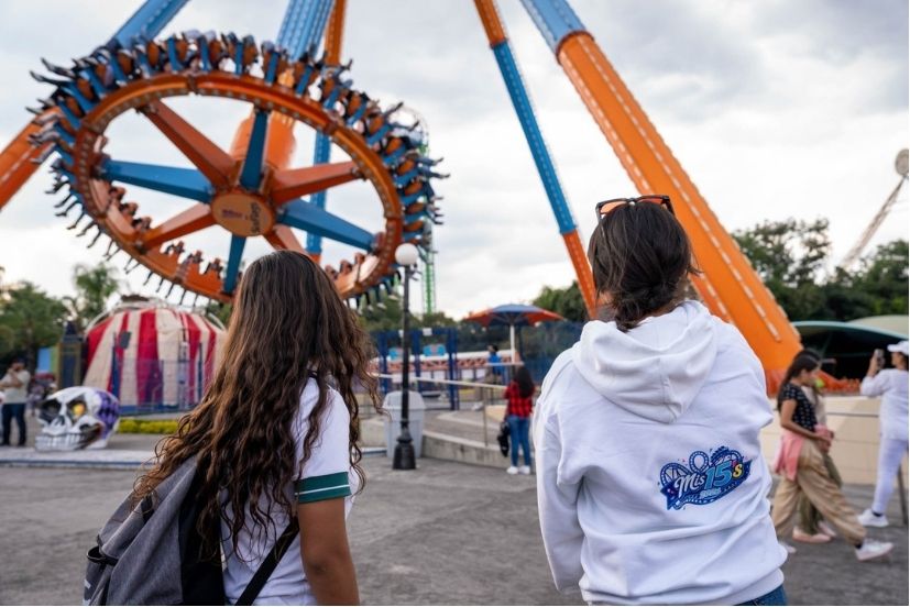 FESTEJAN SUS 15 AÑOS A 41 ADOLESCENTES CON VIAJE A SIX FLAGS.
