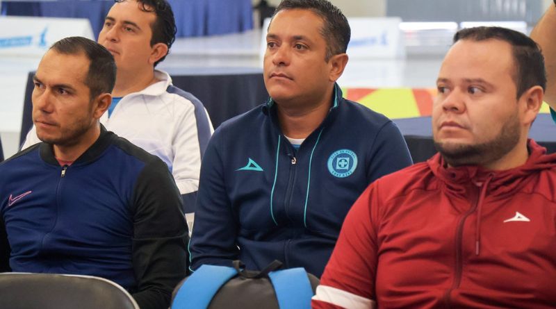 CAPACITAN A PROFESORES PARA ENSEÑAR MEDIANTE EL JUEGO
