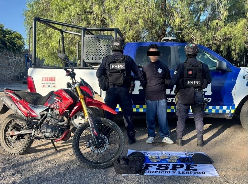DETIENEN A TRES PERSONAS Y ASEGURAN ARMA