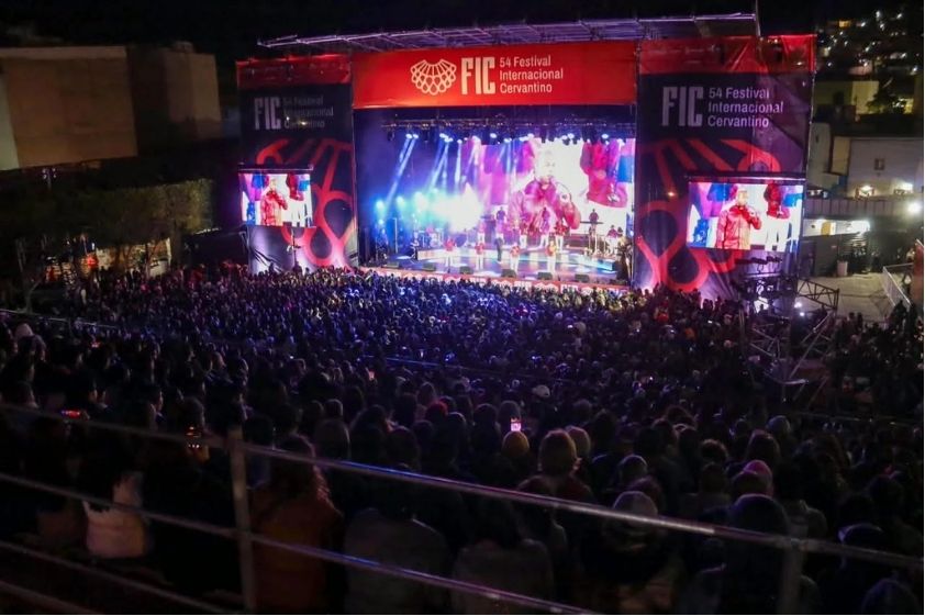 EL GRUPO NICHE DESATA LA FIESTA SALSERA EN EL CERVANTINO