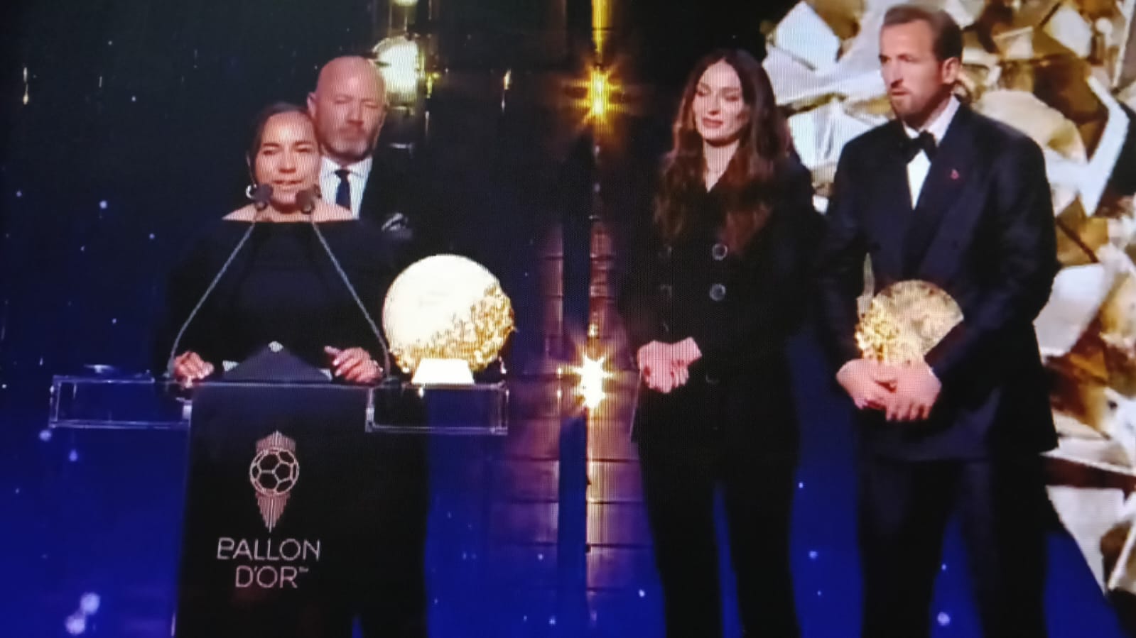 CHARLYN CORRAL, SE LLEVA EL BALÓN DE ORO COMO LA MEJOR DELANTERA DEL MUNDO