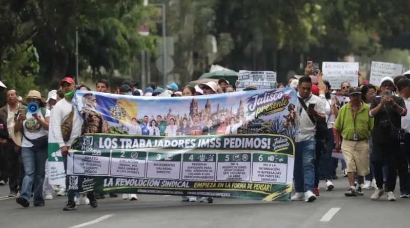 CONTINNUAN MARCHAN TRABAJADORES DEL IMSS