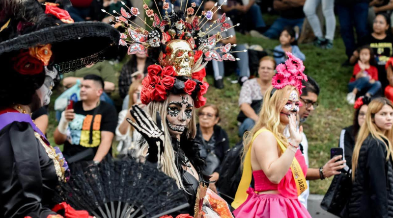 FESTEJAN A LA MUERTE BAJO LLUVIA
