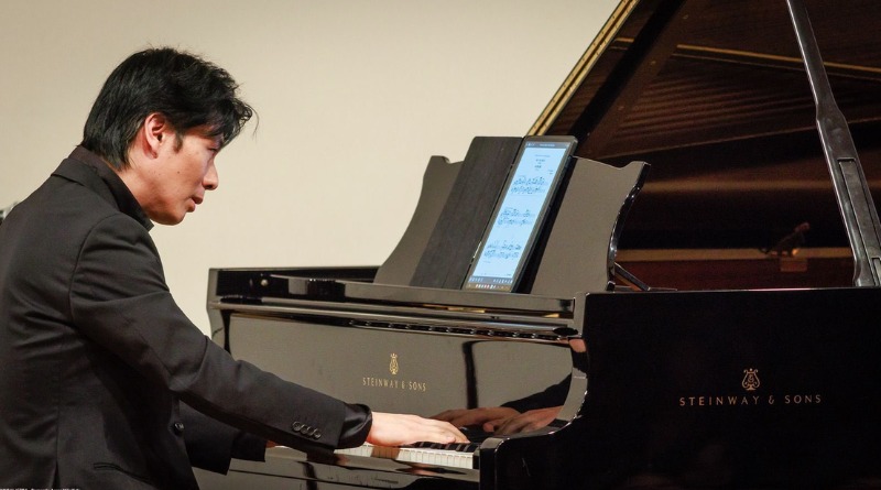 HONRA KOTARO FUKUMA A LA NATURALEZA DESDE EL PIANO