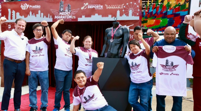 PRESENTA AYUNTAMIENTO PLAYERA Y MEDALLA CONMEMORATIVA