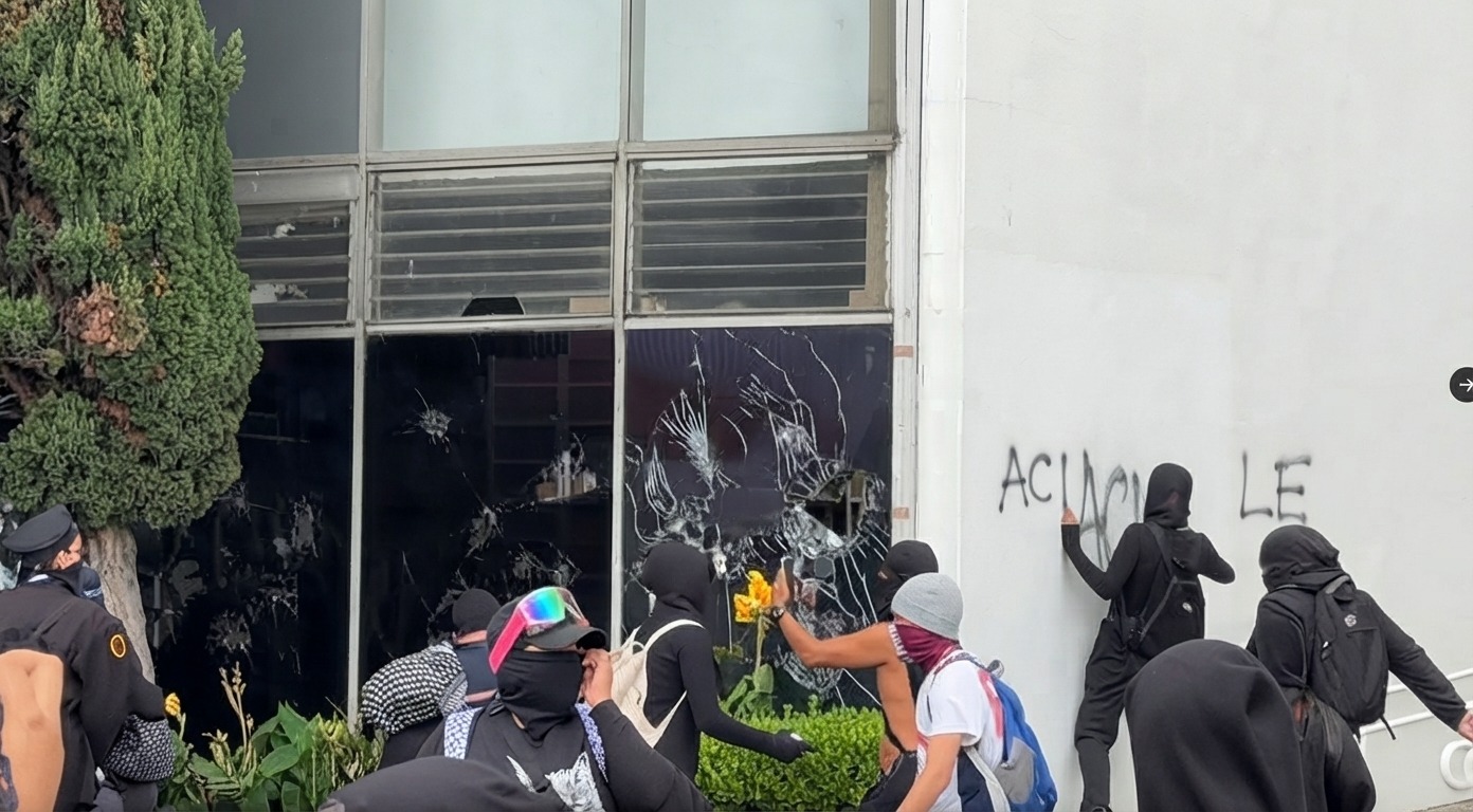 VANDALIZAN MANIFESTANTES TIENDAS EN EJE CENTRAL